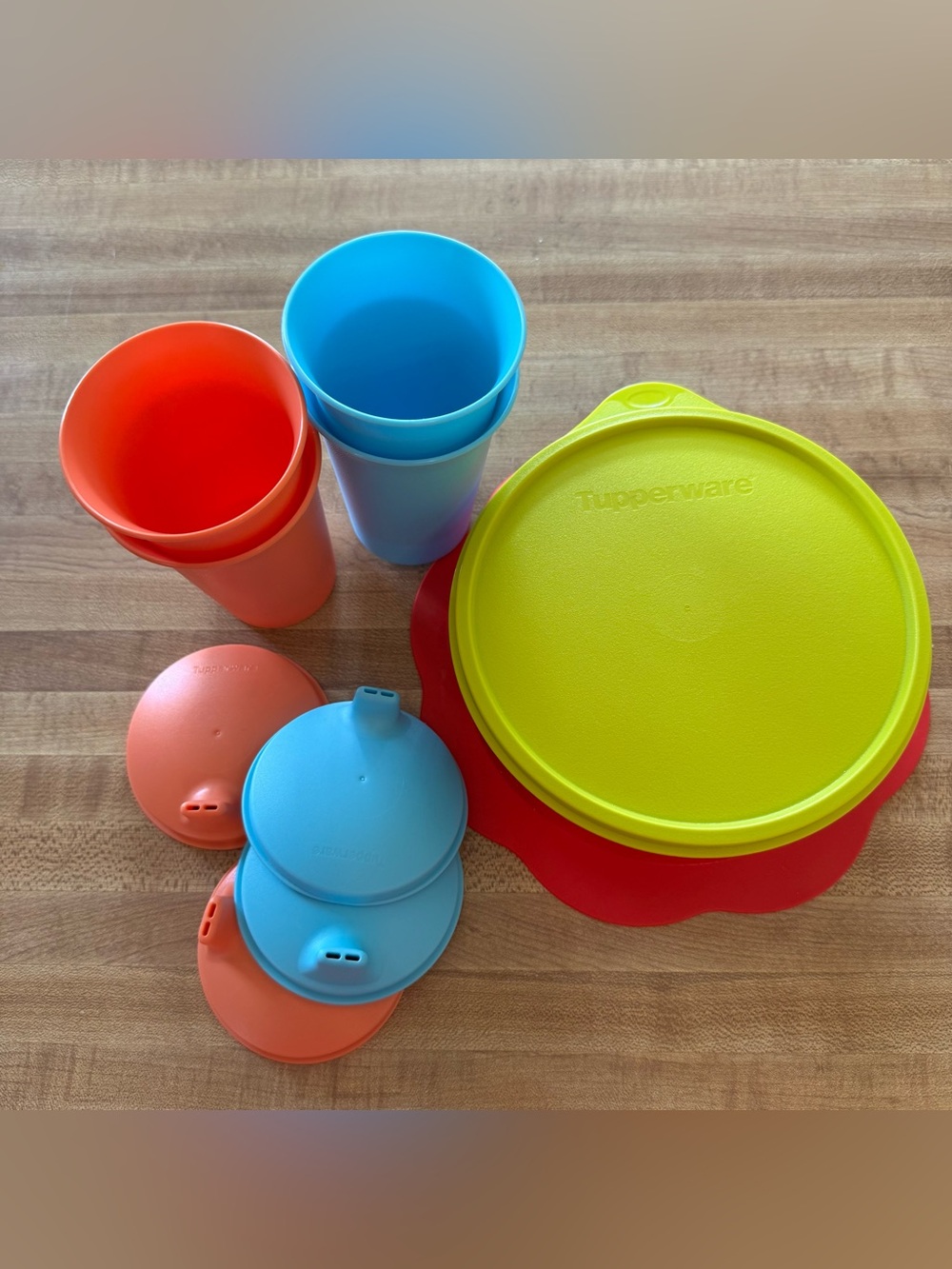 Tupperware Kids Feeding Bowl with Lid & Suction Base & Set of 4 Sippy Cups
